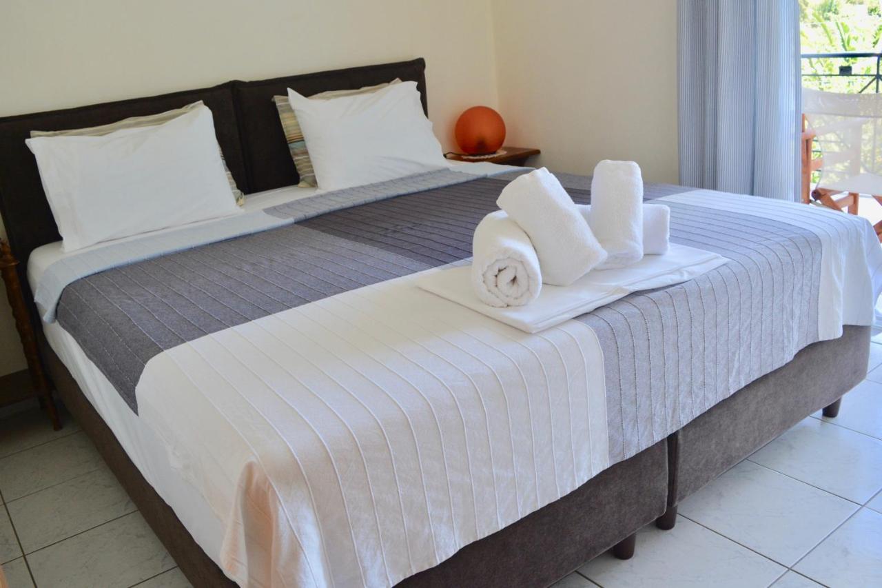 Troumpas Family Rooms & Apartments Leonídion Exterior foto