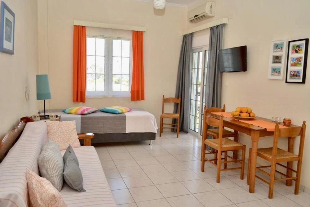 Troumpas Family Rooms & Apartments Leonídion Exterior foto