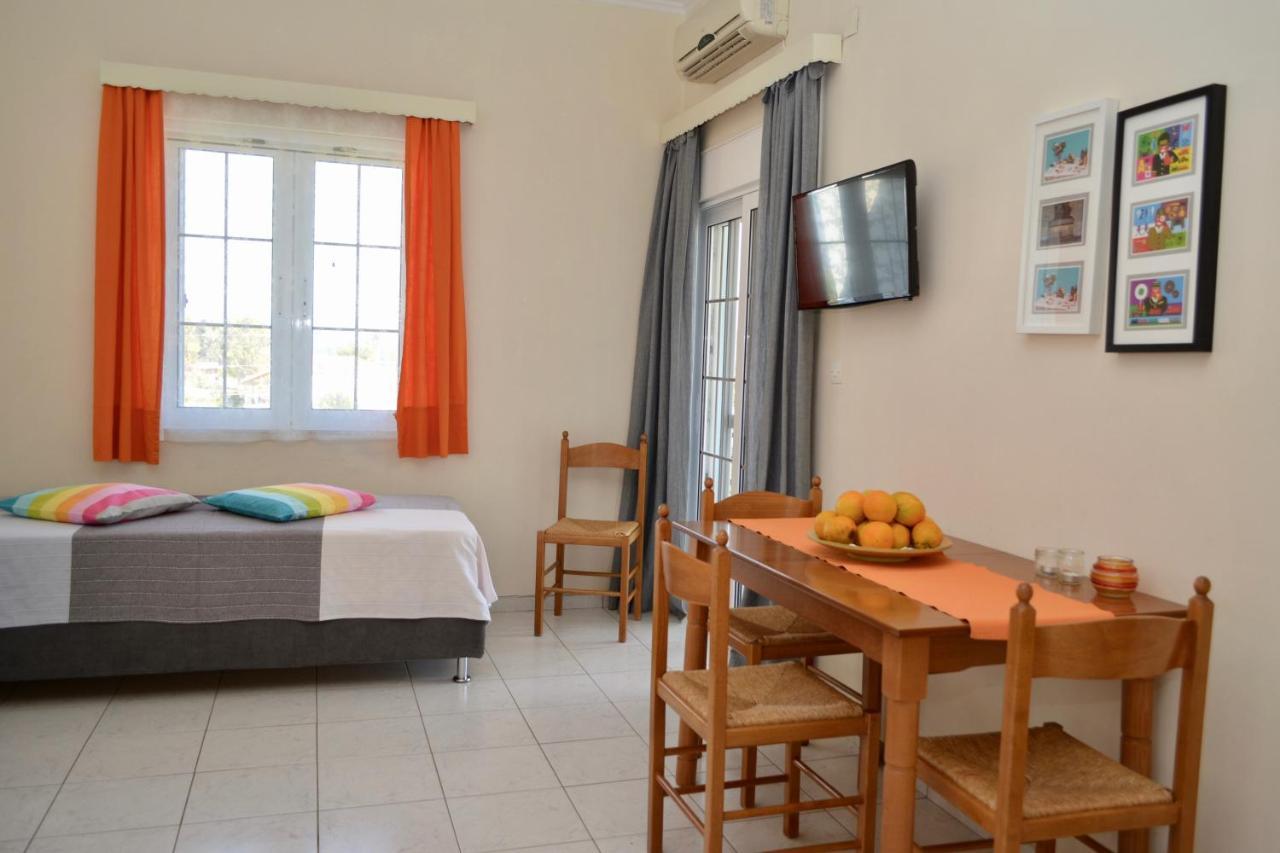 Troumpas Family Rooms & Apartments Leonídion Exterior foto