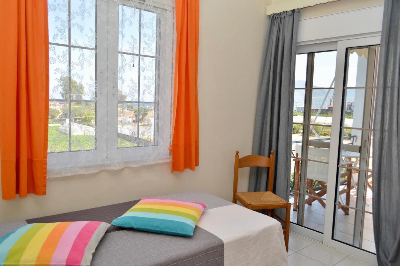 Troumpas Family Rooms & Apartments Leonídion Exterior foto